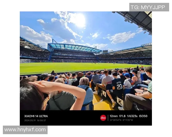 足球明星亲临工地现场展现不一样的魅力与风采引发粉丝热议