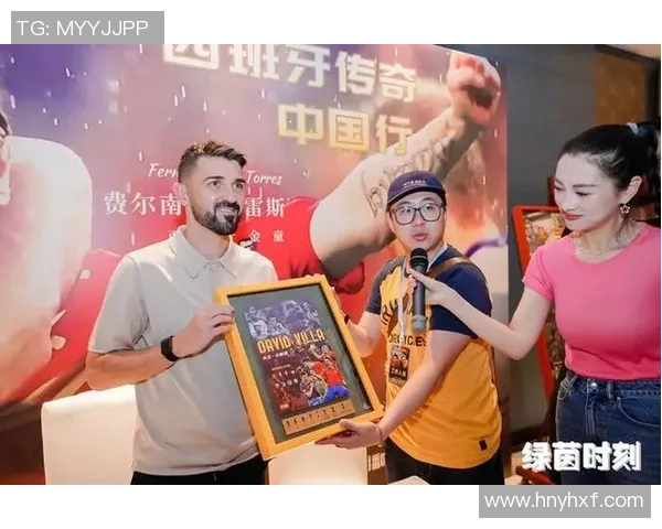 国内明星与足球明星亲密合影瞬间展现跨界魅力与友谊的精彩时刻